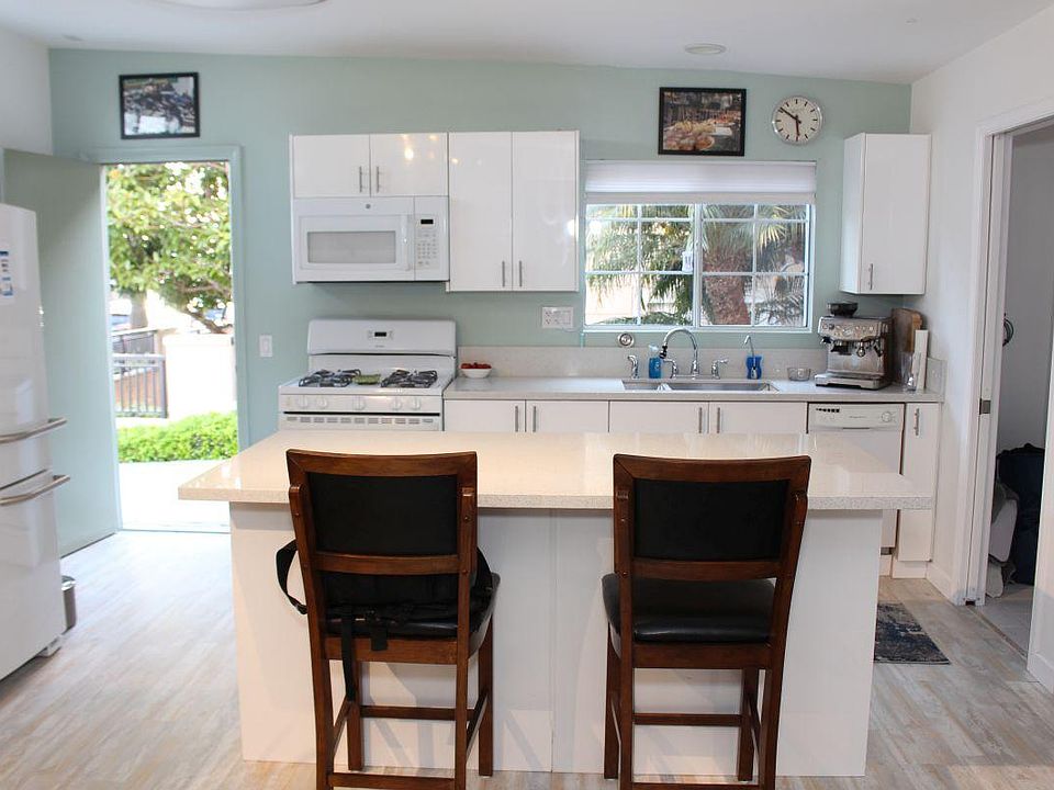 1st image of 828 Turquoise St