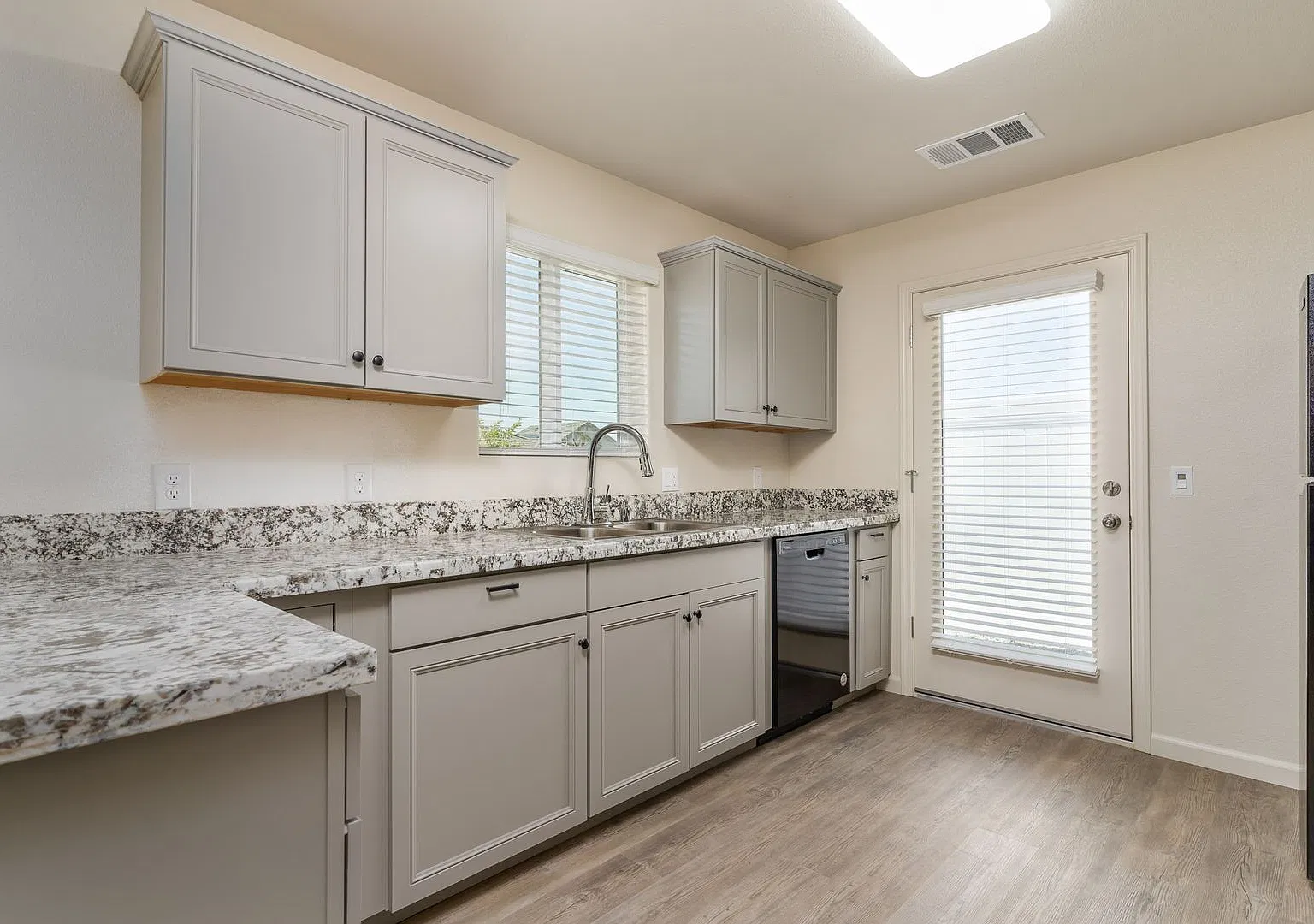2532 Oakmont Cir - 3 Bedroom 2 Bath Condo - Tulare — Photo 3