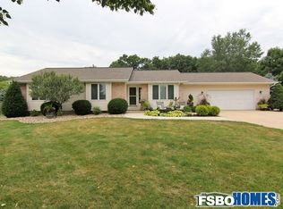 9399 Deer Ridge Dr, Cedar Rapids, IA 52411