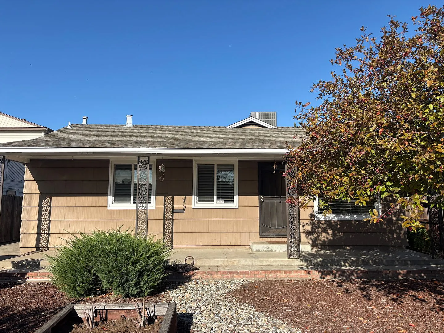 Vibrant 3 bed/1bath home in Tahoe Park — Photo 2