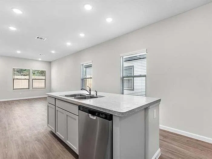 3 bed, 1288 sqft, $1,790 — Photo 2