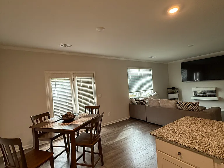 261 Berkeley Trce — Photo 8