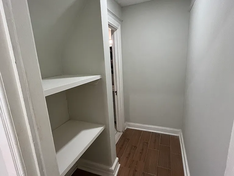 1061 Clay Ave #1B — Photo 3