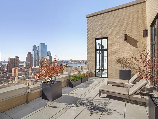 Sold by Sotheby's International Realty | media 35