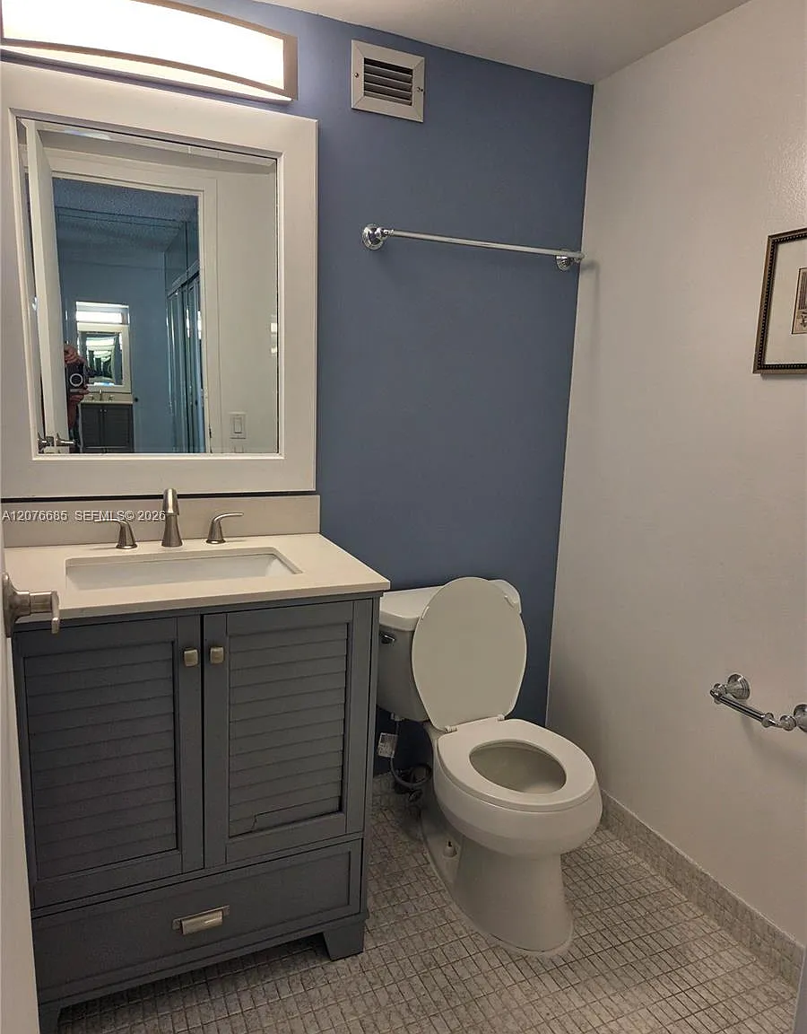 Desoto Park Condo — Photo 4