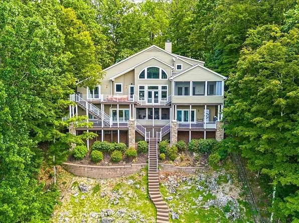 1304 N Shorewood Ln, Caryville, TN 37714