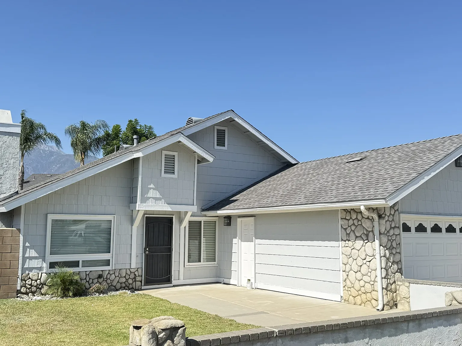 3 bed, 1160 sqft, $3,360 — Photo 2