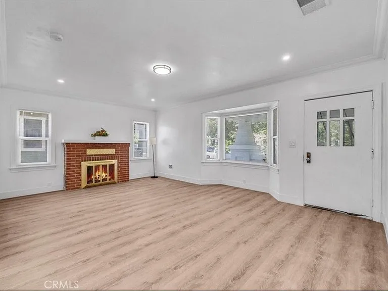 820 S Van Ness Ave — Photo 3