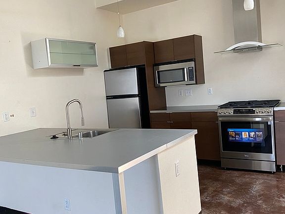 5th image of 701 Shadow Ln #408