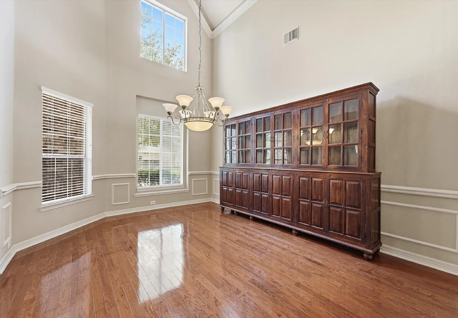 5 bed, 4.5 bath, 4424 sqft, $6,200 — Photo 4