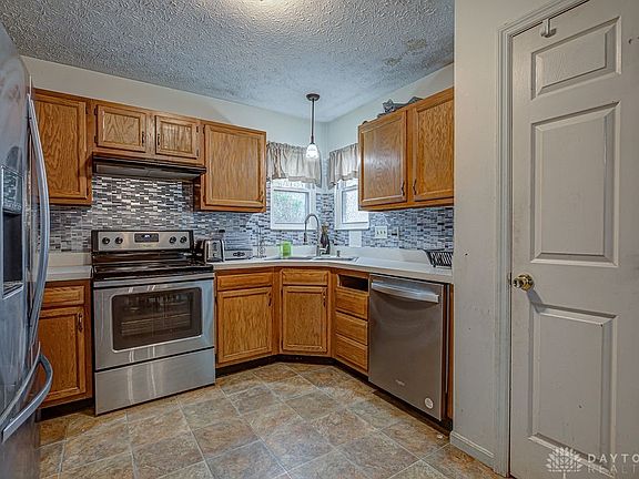 5th image of 930 E Branch Ct