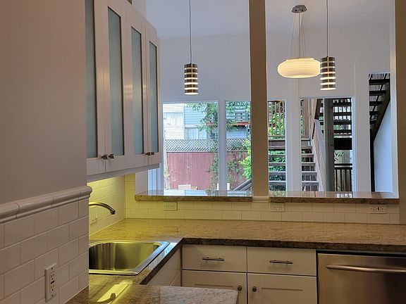 4th image of 728 Ashbury St