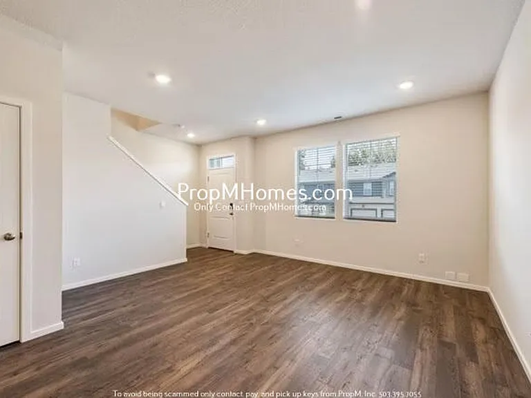 884 N 18th Ave — Photo 2