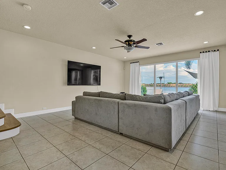 10290 NW 60th Pl — Photo 17