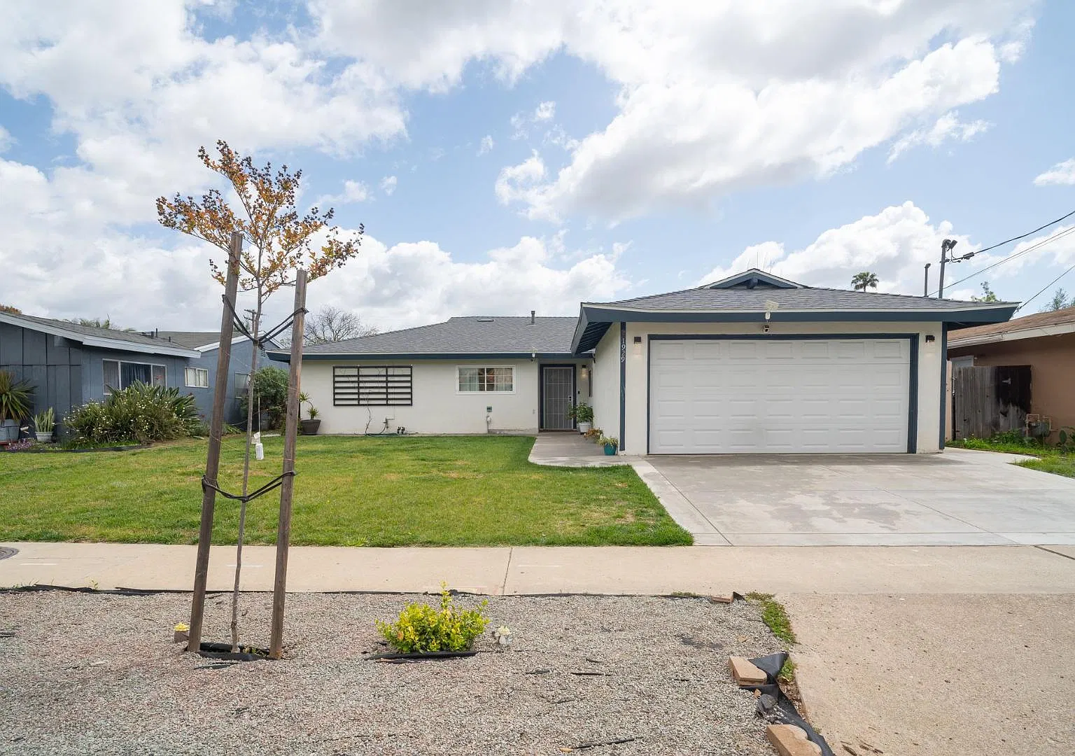 1929 Oak Hill Dr — Photo 1