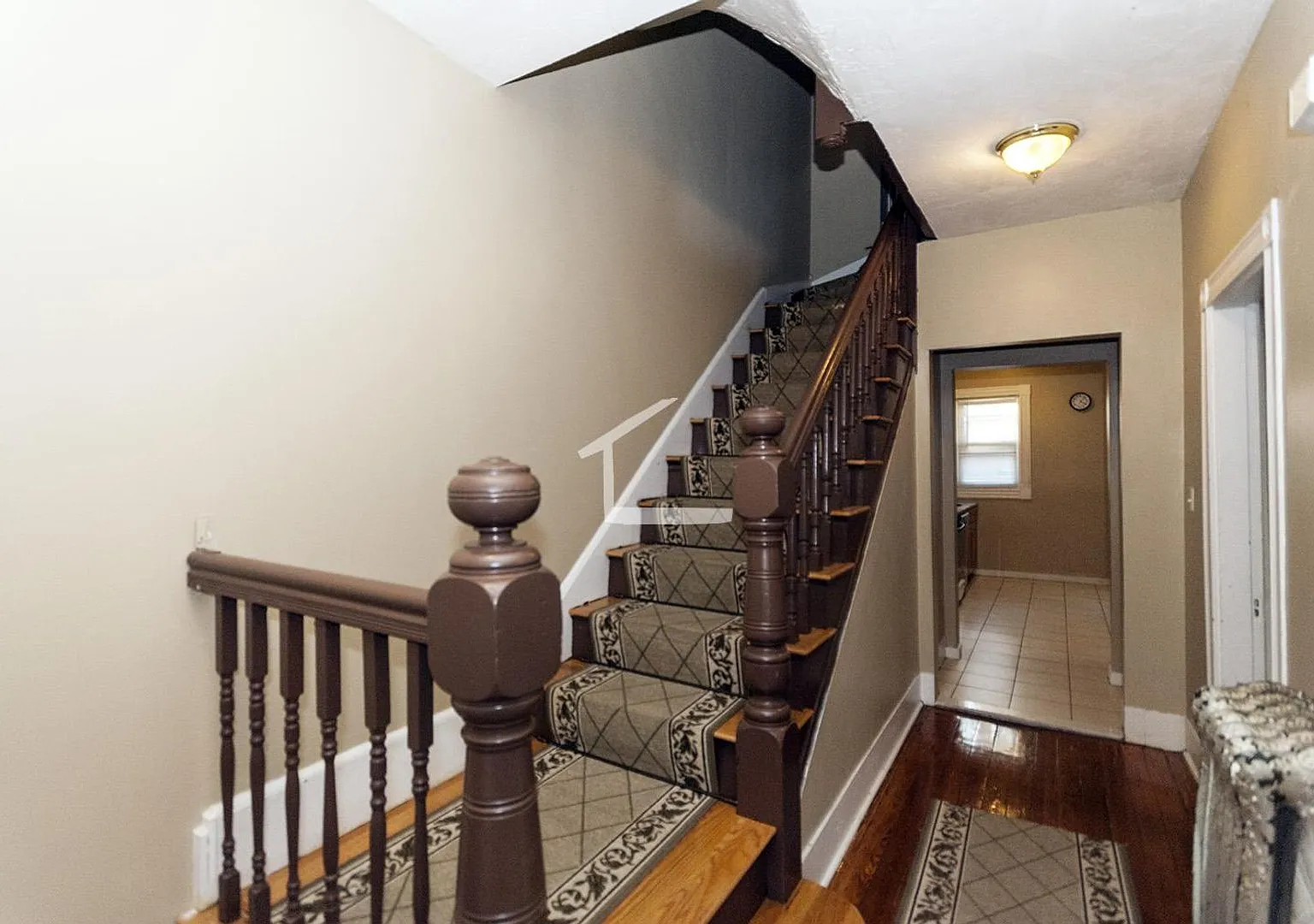 Charming 6 Bedroom-No Broker Fee — Photo 4