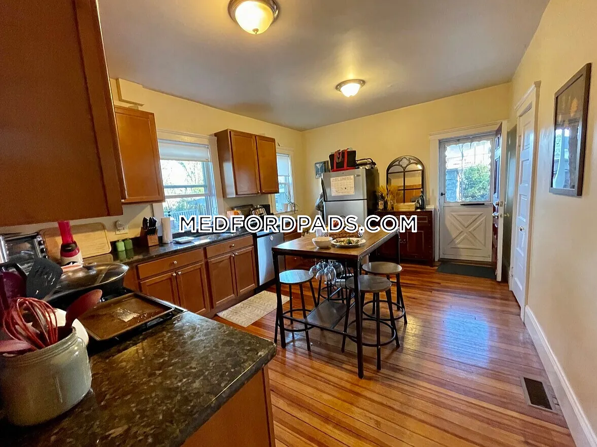3 bed, 9999 sqft, $4,200 — Photo 4