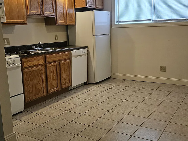 1208-1210 E Grove St #104 — Photo 3