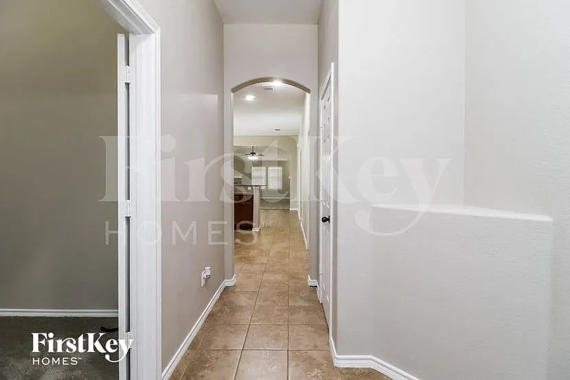 4 bed, 2.0 bath, 2084 sqft, $2,505 — Photo 2