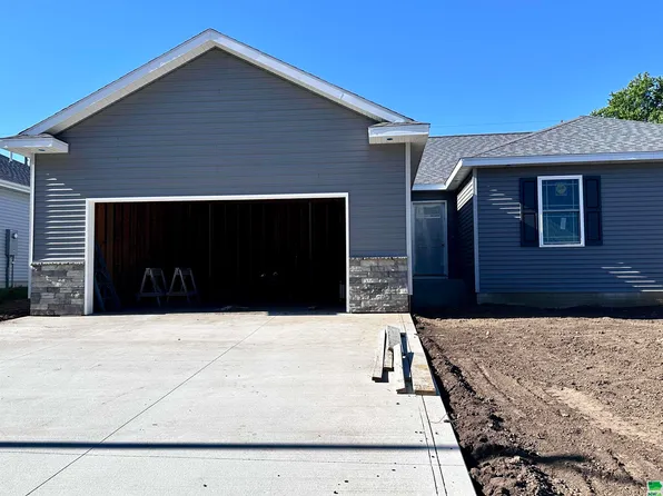 614 Meredith Ln, Moville, IA 51039