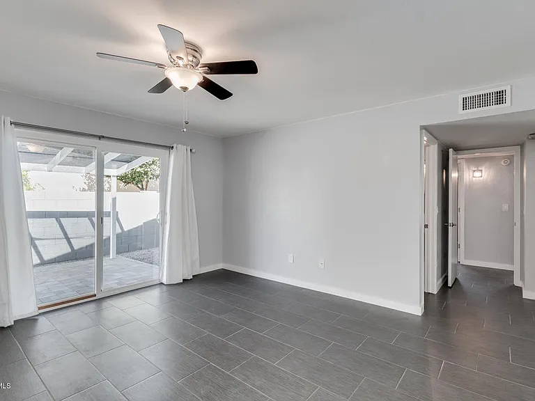 1115 W Barrow Dr — Photo 23