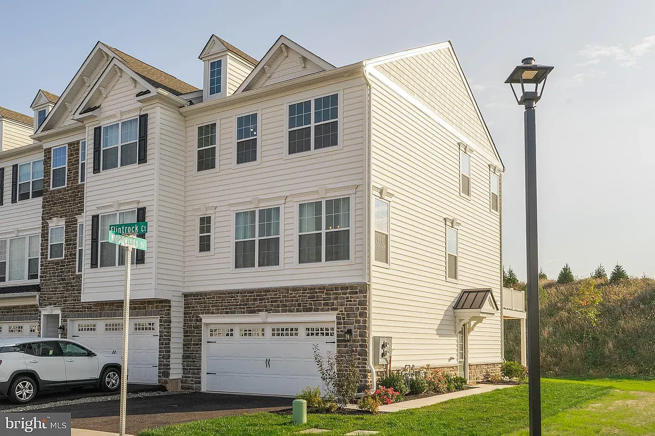3 bed, 2.5 bath, 2241 sqft, $3,400 — Photo 1