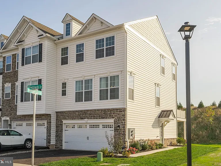 350 Flintrock Ct — Photo 1