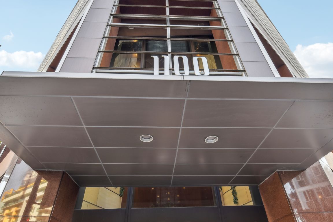 Wilshire Blvd 2404-001
