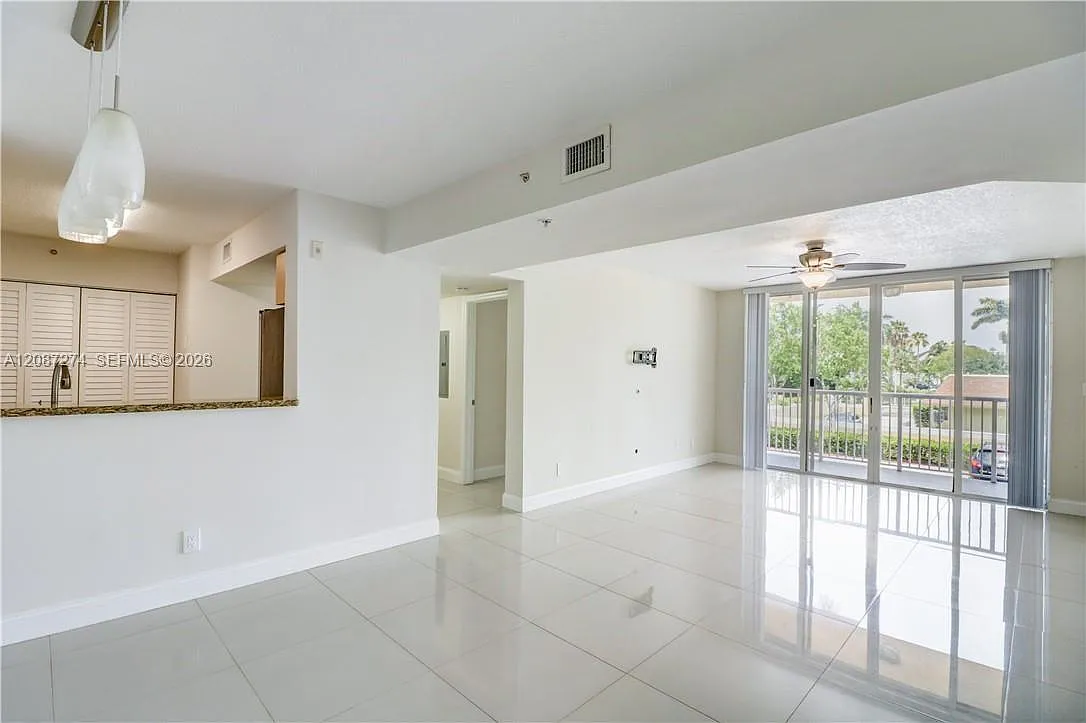 Sheridan Beach Club Condo — Photo 1