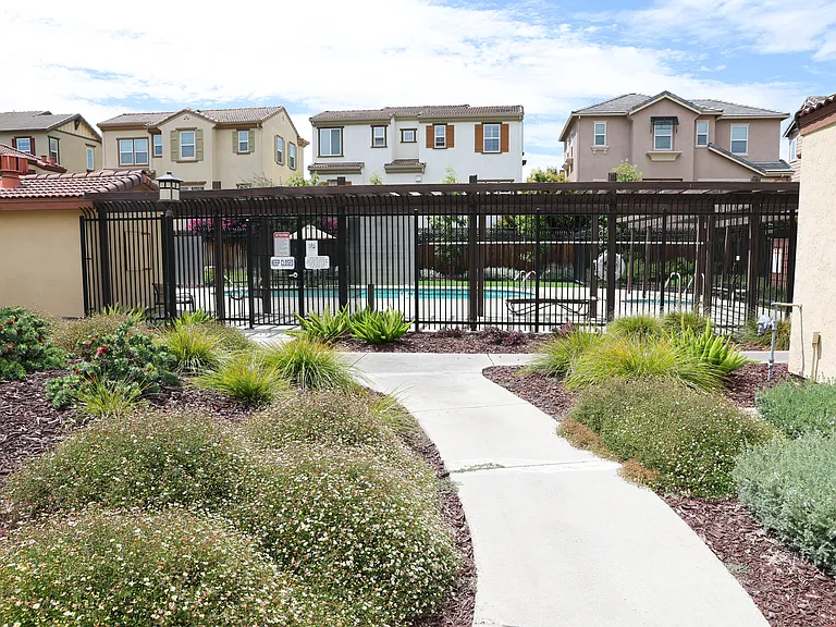33941 Milton St — Photo 2