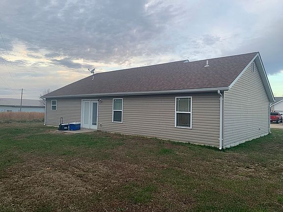 4th image of 102 Woodbury Ln