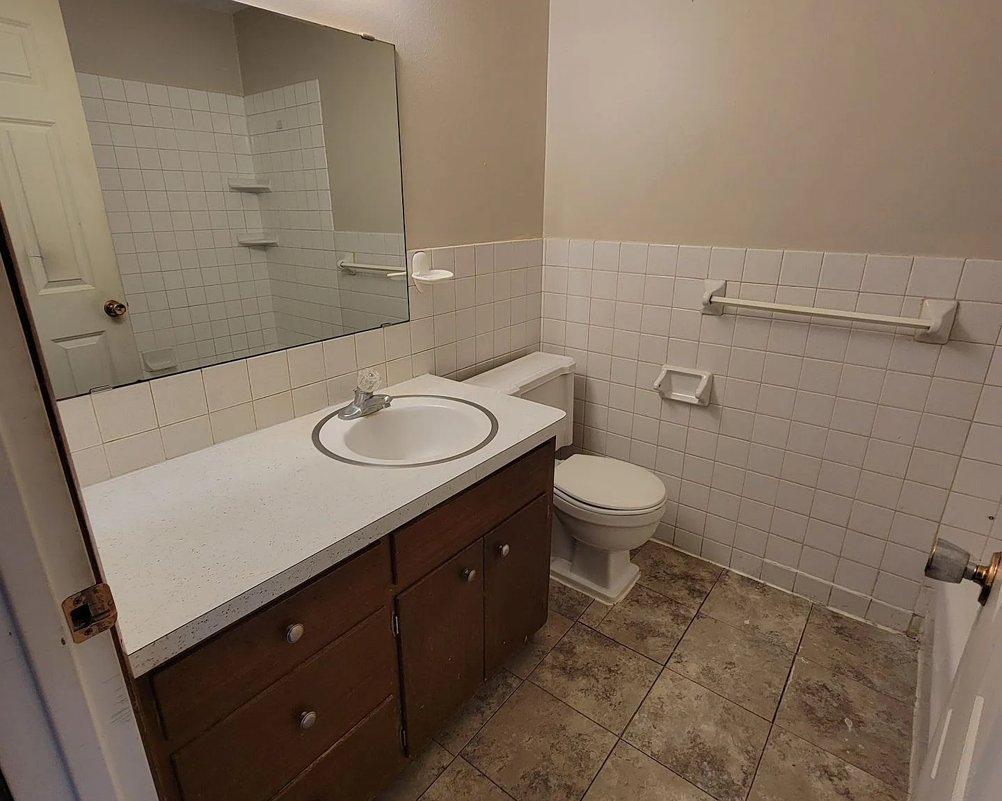 Great 2 Bedroom Near Downtown Shakopee With Parking! — Photo 4