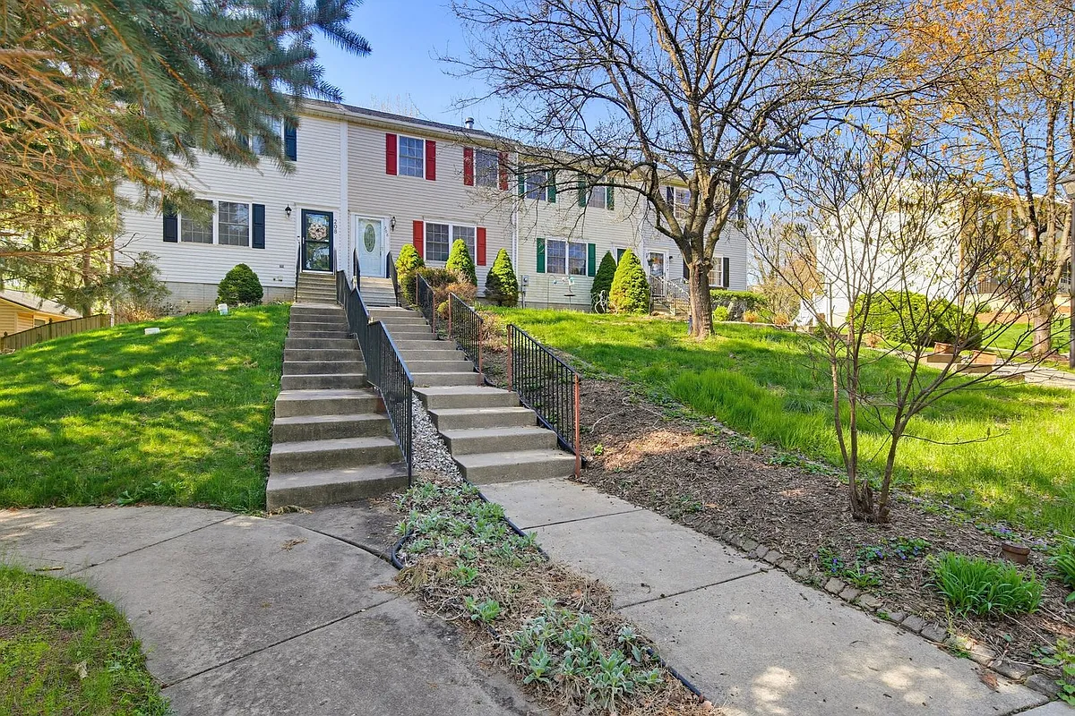 Building Photo - 206 N Towne Ct