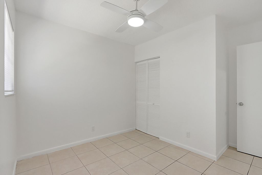 350 NE 25th Court, photo 8