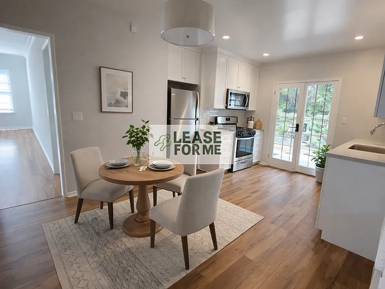 1229 1/2 Smithwood Dr — Photo 2