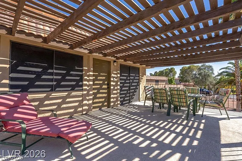 2 bed, 2.0 bath, 924 sqft, $1,550 — Photo 2
