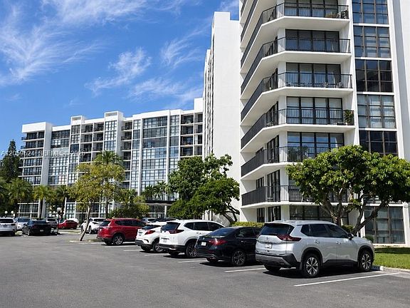 4th image of 800 Parkview Dr APT 716