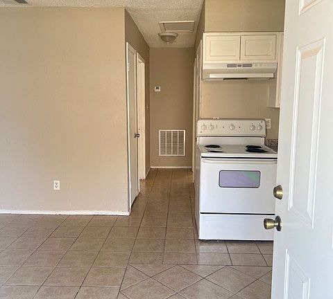 3rd image of 821 W 1st St APT 2