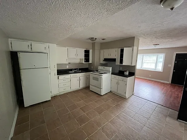 2435 Thrasher Ave — Photo 4