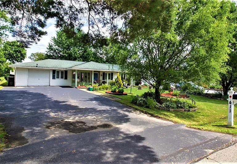 411 Sussex Dr — Photo 2