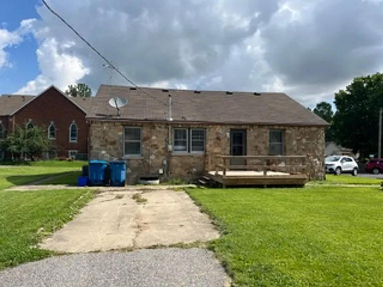 209 E Oak St — Photo 3