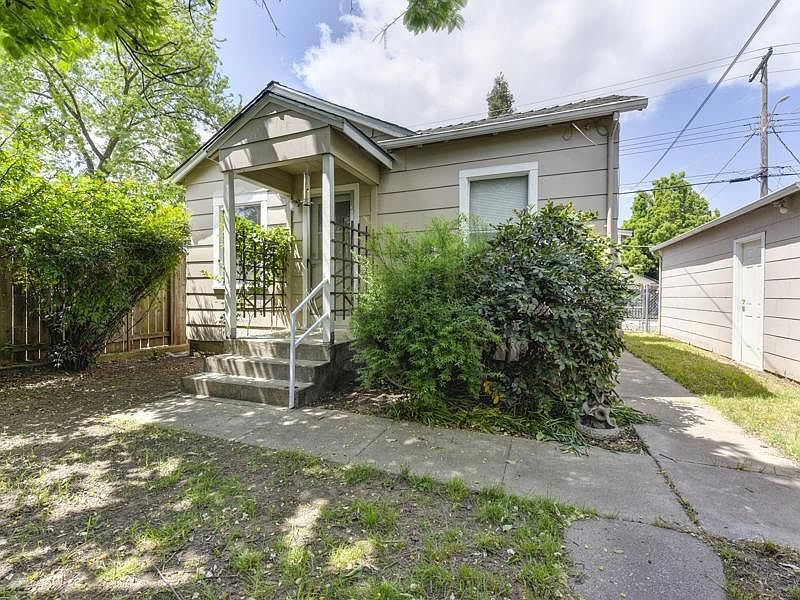 1st image of 318 1/2 Clinton Ave