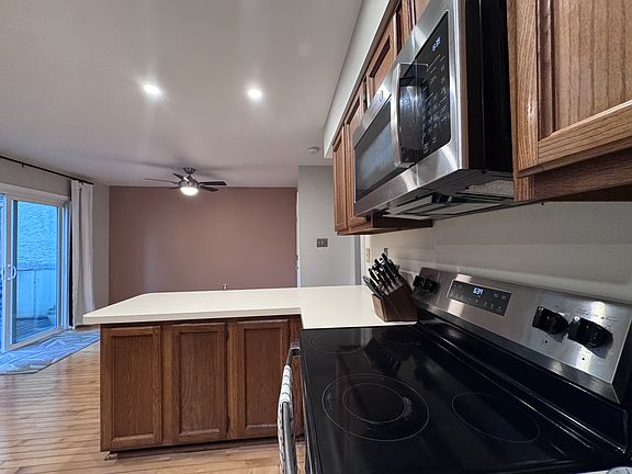 4th image of 606 Coates Ln #1