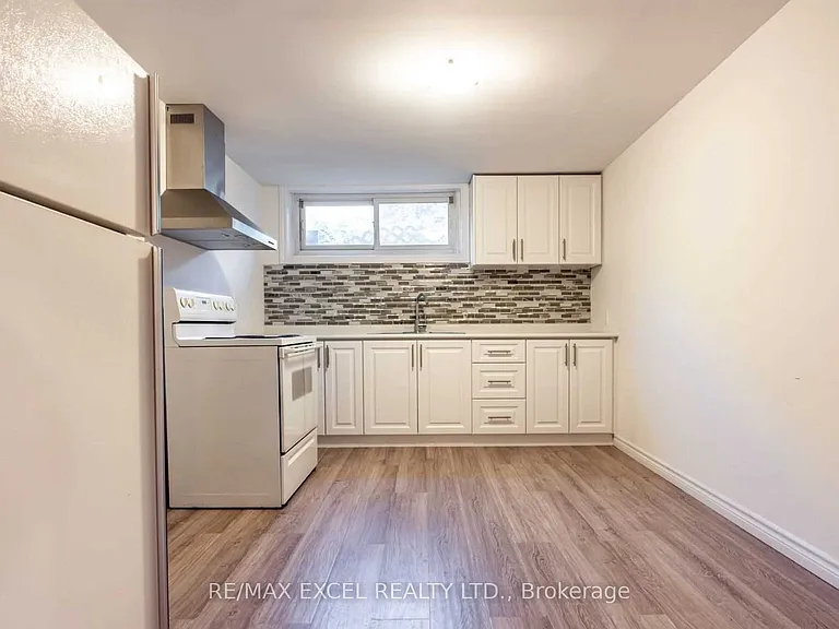 899 Glen St — Photo 6