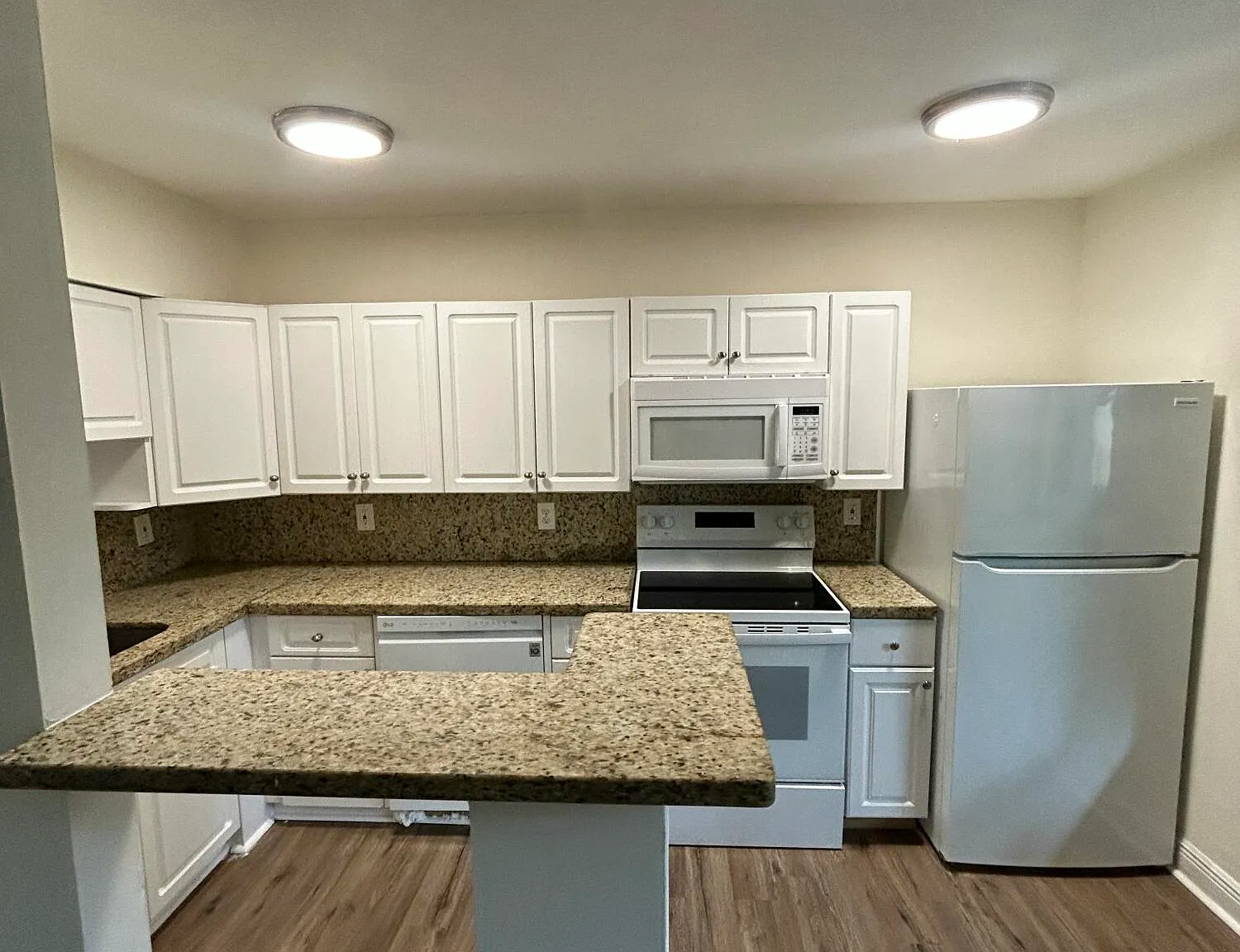 1 bed, 1.0 bath, 5276 sqft, $1,600 — Photo 4