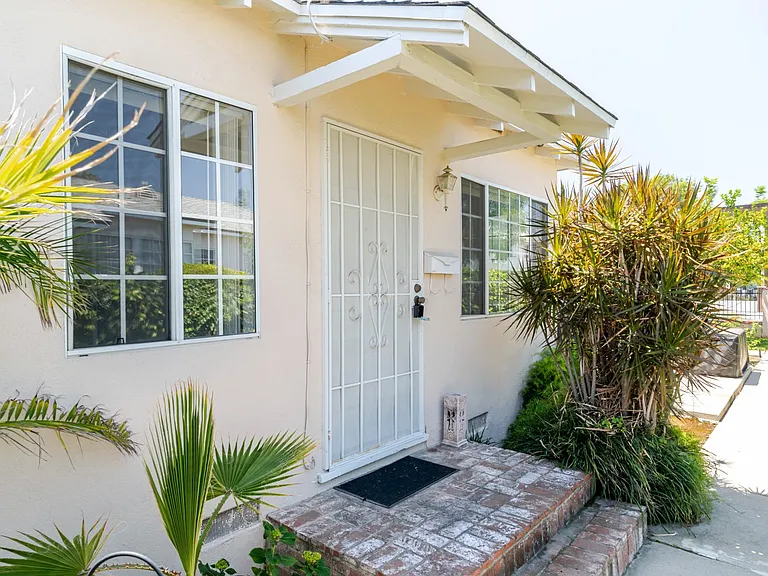 5618 Riverton Ave — Photo 1