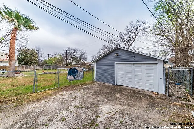 2218 W Mistletoe Ave — Photo 26