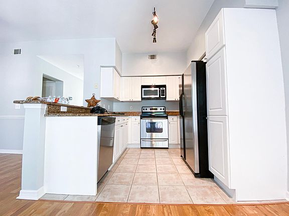 Kitchen (is wider than it looks in the picture)