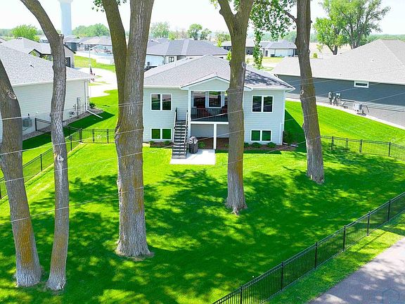 3rd image of 179 N Canterbury Cir