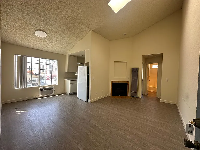 3076 Lincoln Ave #5 — Photo 3